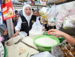 Pastikan Stok dan Harga Bapok Stabil, Gubernur Khofifah Imbau Masyarakat Tidak Panic Buying