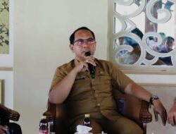 DLH PAMEKASAN KLARIFIKASI FENOMENA AIR SUNGAI BERWARNA MERAH