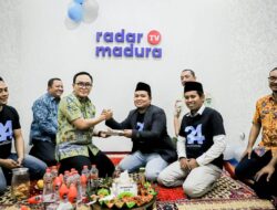 BUPATI PAMEKASAN POTONG TUMPENG RAYAKAN HUT RADAR MADURA KE-24