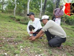Bupati Bangkalan Tanam Pohon Bersama Komunitas Mahasiswa dan Pemuda Sepulu di Bukit Binaol